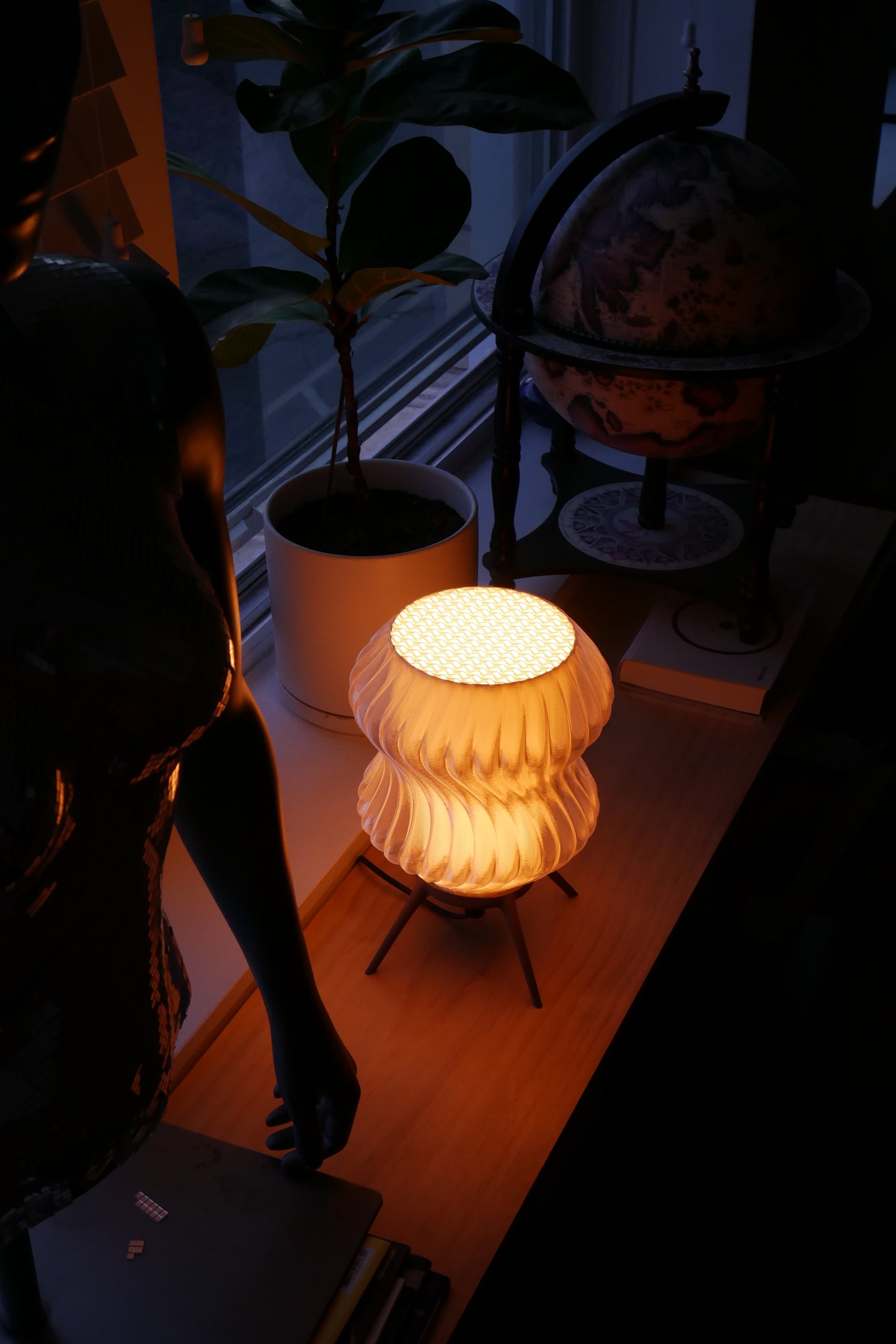 Cozy Table Lamp - Transparent Shell [SWIL]