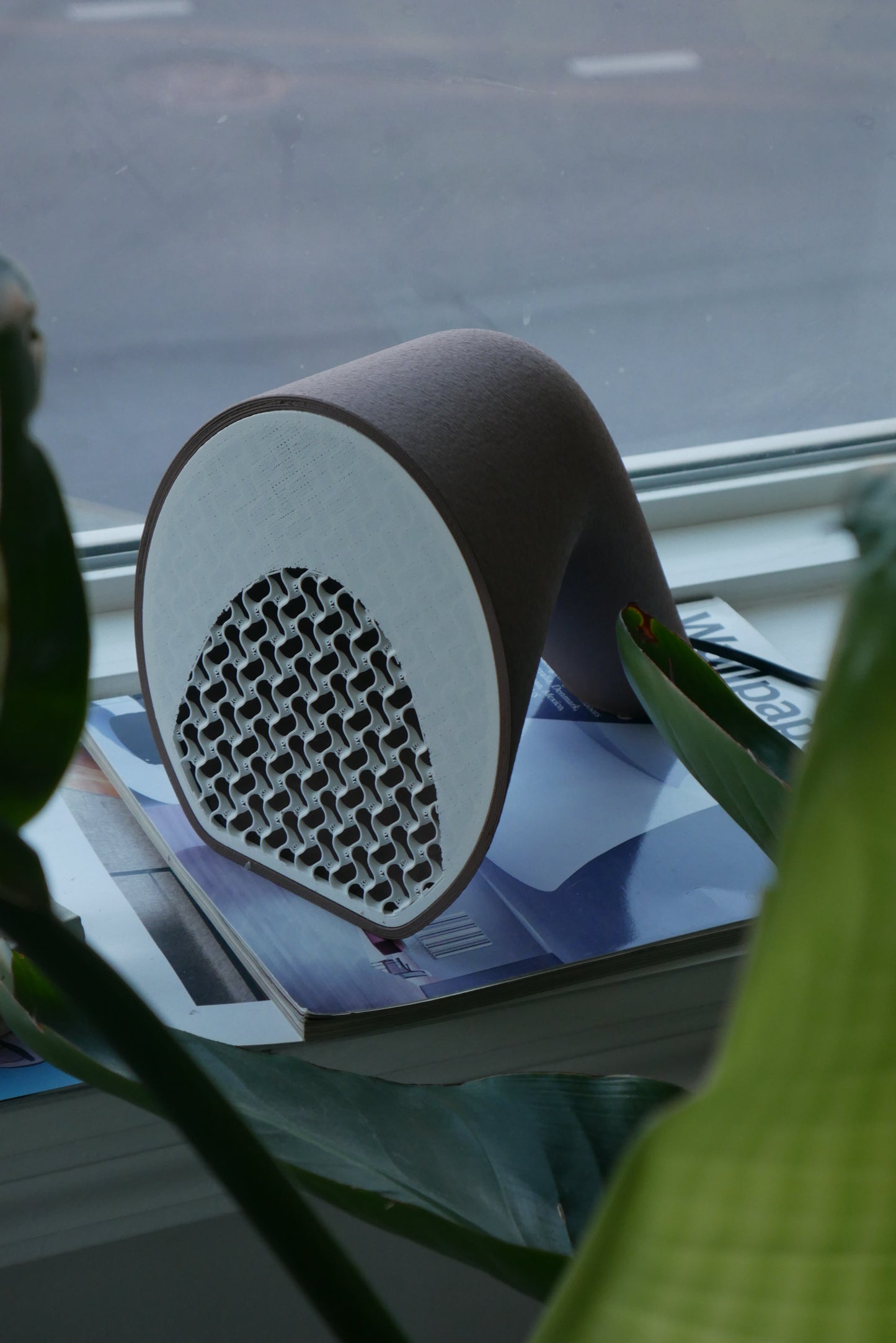 Modern Accent Lamp: Sculptural Glow for Your Space [KURV]