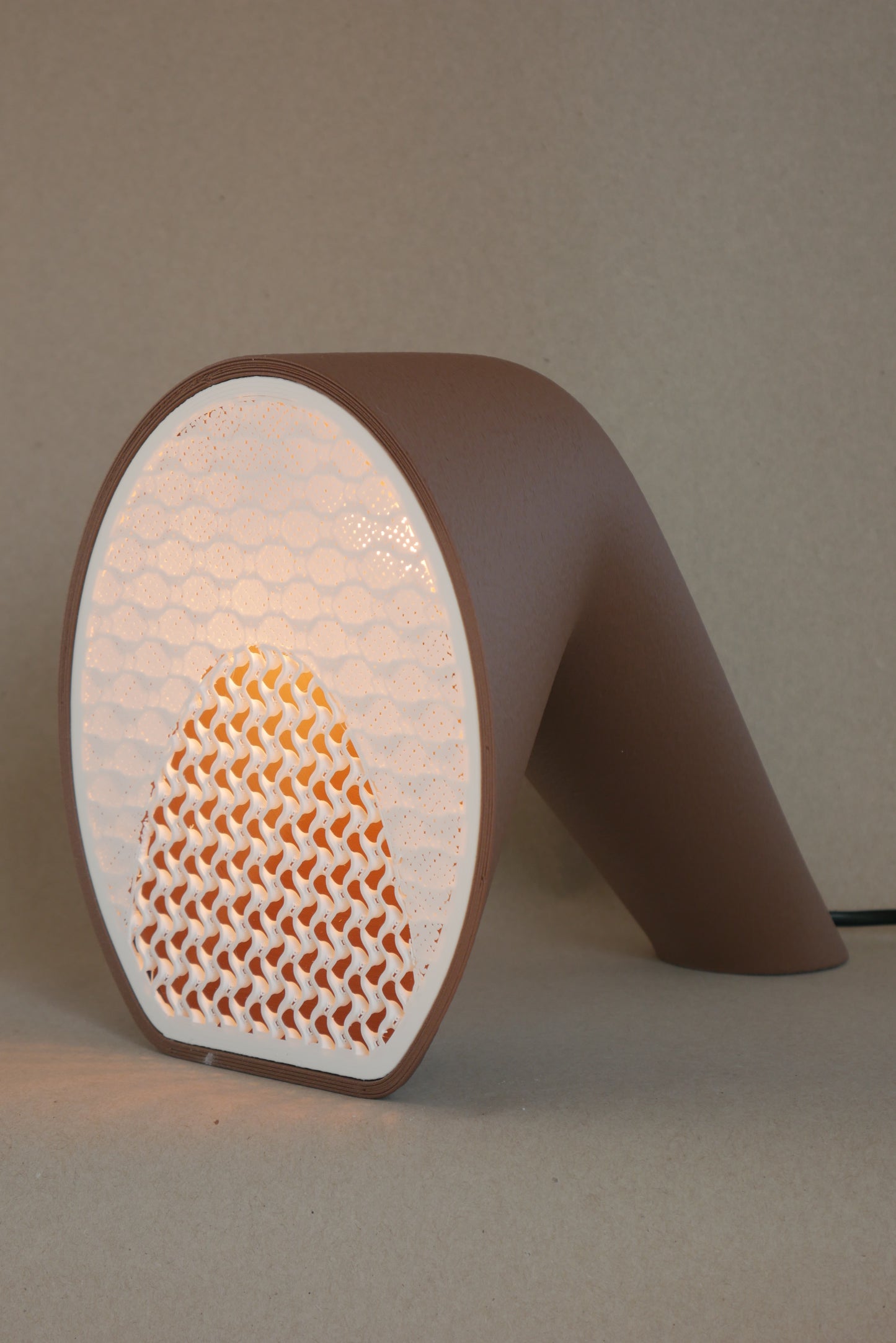 Modern Accent Lamp: Sculptural Glow for Your Space [KURV]