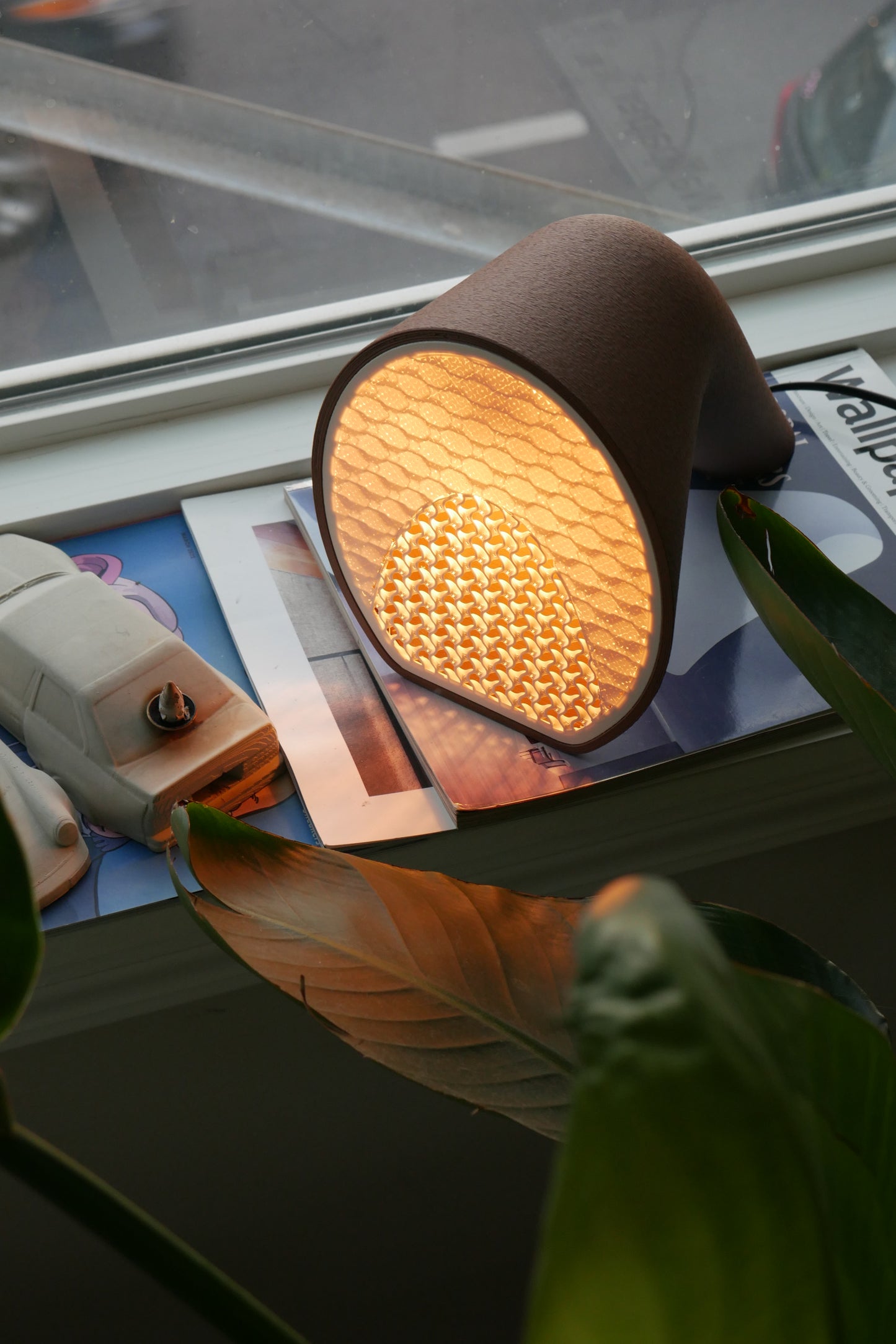 Modern Accent Lamp: Sculptural Glow for Your Space [KURV]