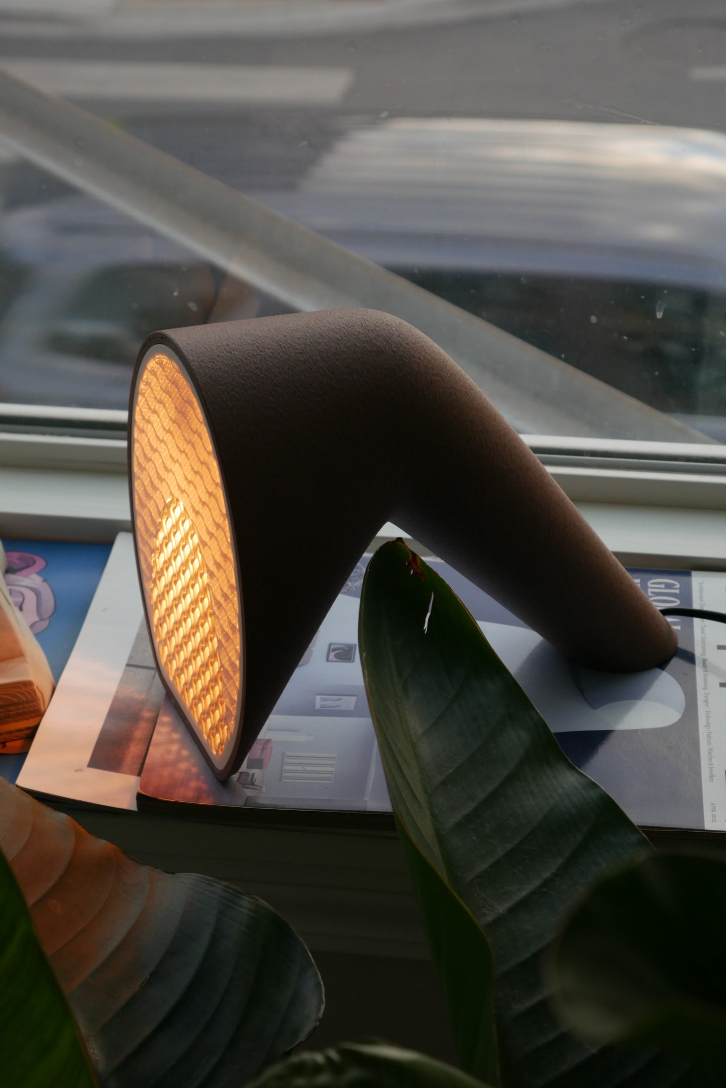 Modern Accent Lamp: Sculptural Glow for Your Space [KURV]