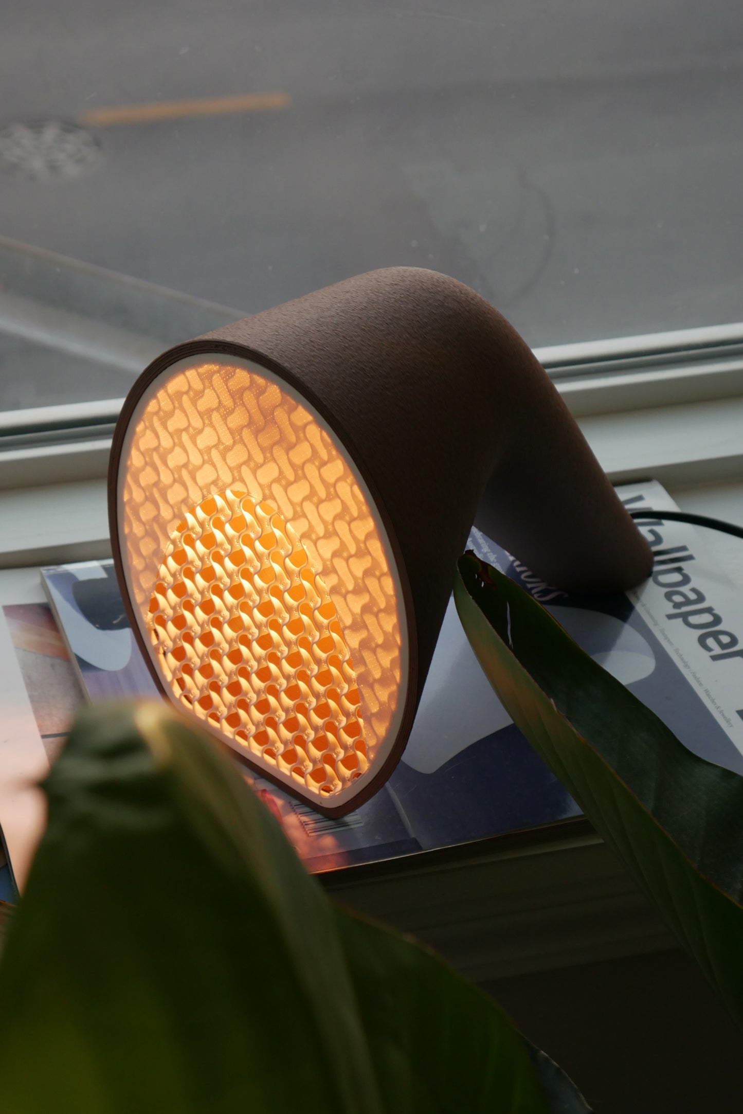 Modern Accent Lamp: Sculptural Glow for Your Space [KURV]