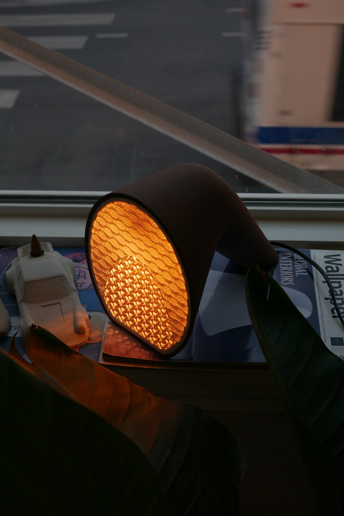 Modern Accent Lamp: Sculptural Glow for Your Space [KURV]