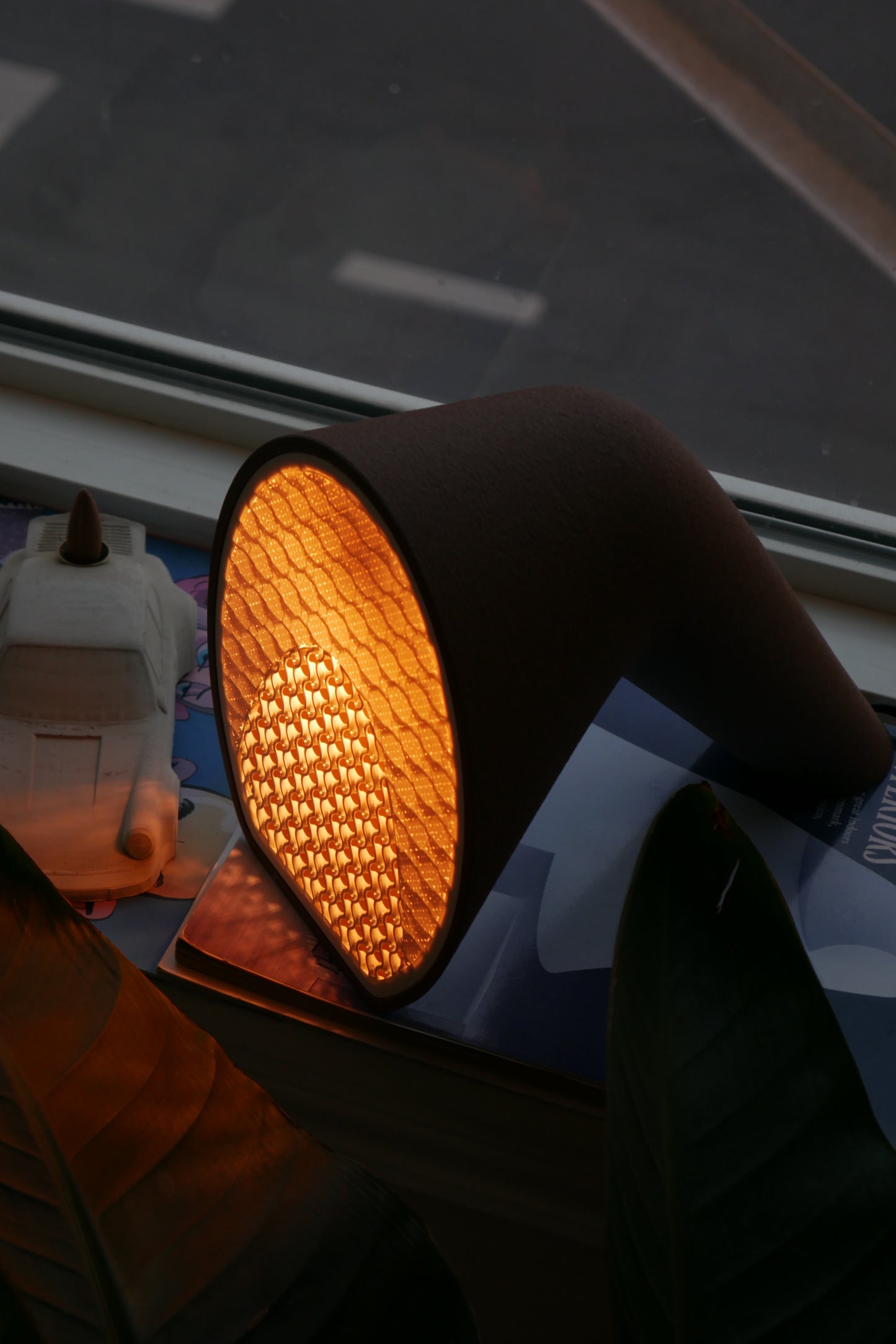 Modern Accent Lamp: Sculptural Glow for Your Space [KURV]