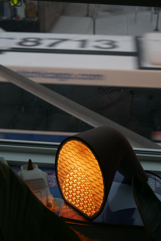 Modern Accent Lamp: Sculptural Glow for Your Space [KURV]