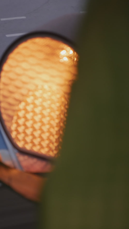 Modern Accent Lamp: Sculptural Glow for Your Space [KURV]